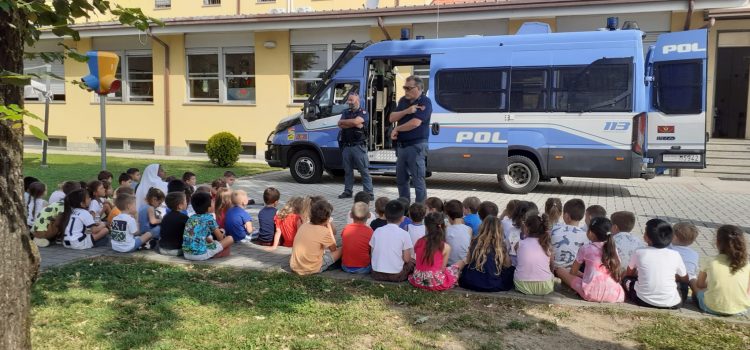 OSPITI D’ONORE: Incontro con chi ci protegge: LA POLIZIA OSPITI D’ONORE: Incontro con chi ci protegge: LA POLIZIA